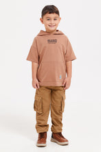 Load image into Gallery viewer, تي شيرت بقناع مطبوع باللون البني للأولاد