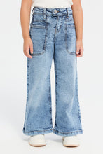 Load image into Gallery viewer, جينز واسع بتفاصيل باللون الأزرق للبنات الصغار