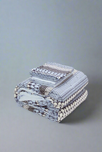 Load image into Gallery viewer, طقم لحاف مطبوع بخطوط هندسية مكون من 4 قطع باللون الأزرق (حجم مزدوج)