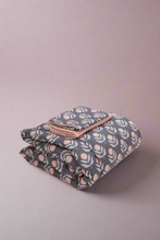 Load image into Gallery viewer, طقم لحاف مكون من 3 قطع مطبوع عليه زهور باللون الوردي (مقاس مفرد)