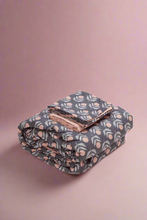 Load image into Gallery viewer, طقم لحاف مطبوع عليه زهور باللون الوردي مكون من 4 قطع (مقاس مزدوج)