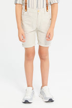 Load image into Gallery viewer, شورت بحمالات باللون البيج الفاتح للأولاد الصغار