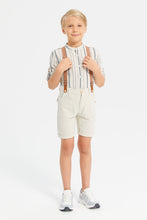 Load image into Gallery viewer, شورت بحمالات باللون البيج الفاتح للأولاد الصغار