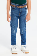 Load image into Gallery viewer, بنطلون جينز ممزق بحزام باللون الأزرق للأولاد الصغار