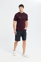 Load image into Gallery viewer, تيشيرت مطبوع باللون الأحمر الداكن للرجال