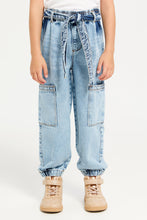 Load image into Gallery viewer, بنطلون جينز بحزام فيونكة باللون الأزرق للبنات