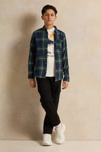 Load image into Gallery viewer, تي شيرت أبيض للأولاد الكبار مع قميص منقوش