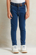 Load image into Gallery viewer, بنطلون جينز بحزام وخمسة جيوب للأولاد باللون الأزرق