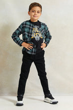 Load image into Gallery viewer, طقم قميص فلانل منقوش باللونين الأخضر والأسود مع تي شيرت للأولاد