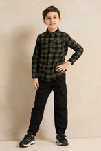 Load image into Gallery viewer, قميص فلانل منقوش باللونين الأخضر والأسود للأولاد
