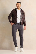 Load image into Gallery viewer, جاكيت رجالي من الجلد الصناعي باللون العنابي مع غطاء للرأس