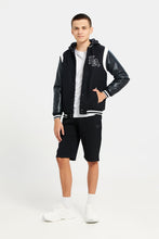 Load image into Gallery viewer, سترة بيسبول سوداء بغطاء رأس للأولاد الكبار