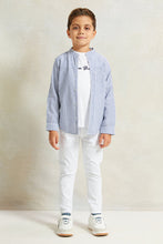 Load image into Gallery viewer, طقم قميص بأكمام طويلة وياقة ماندرين باللونين الأزرق والأبيض للأولاد مع تي شيرت