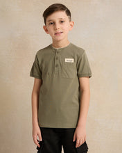 Load image into Gallery viewer, قميص بولو للأولاد باللون الزيتوني وياقة الماندرين