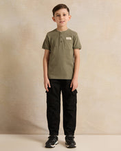 Load image into Gallery viewer, قميص بولو للأولاد باللون الزيتوني وياقة الماندرين