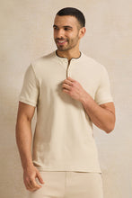Load image into Gallery viewer, تي شيرت رجالي بياقة ماندرين باللون البيج