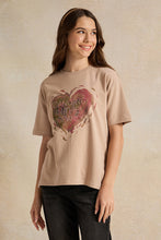 Load image into Gallery viewer, تي شيرتات كبيرة الحجم مطبوعة بقلب بيج للفتيات الكبيرات