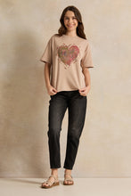 Load image into Gallery viewer, تي شيرتات كبيرة الحجم مطبوعة بقلب بيج للفتيات الكبيرات
