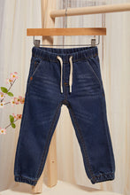 Load image into Gallery viewer, بنطلون جينز أزرق داكن محبوك للأولاد الصغار