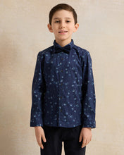Load image into Gallery viewer, قميص أزرق داكن مطبوع عليه زهور للأولاد مع فيونكة (قطعتان)