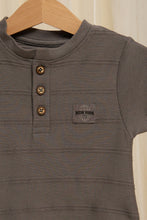 Load image into Gallery viewer, تي شيرت جاكار بني للأولاد الرضع