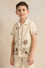 Load image into Gallery viewer, طقم كاجوال بياقة باللون البيج للأولاد الصغار (قطعتين)
