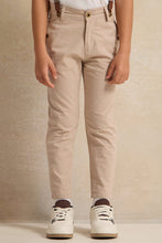 Load image into Gallery viewer, بنطلون بيج مخطط للأولاد مع حمالة
