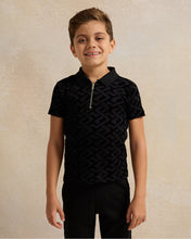Load image into Gallery viewer, قميص بولو أسود بطبعة قطيع للأولاد مع سحاب