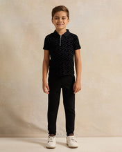 Load image into Gallery viewer, قميص بولو أسود بطبعة قطيع للأولاد مع سحاب