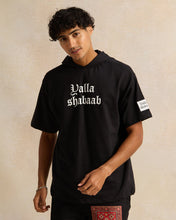 Load image into Gallery viewer, تي شيرت رجالي أسود بغطاء رأس مطبوع عليه شعار "يلا شباب"
