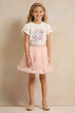 Load image into Gallery viewer, طقم تي شيرت باللون الأبيض مطبوع وتنورة باللون الليلكي للبنات (قطعتين)