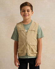 Load image into Gallery viewer, طقم سترة بيج مع تي شيرت أخضر للأولاد (قطعتان)
