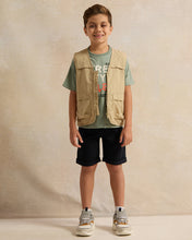 Load image into Gallery viewer, طقم سترة بيج مع تي شيرت أخضر للأولاد (قطعتان)