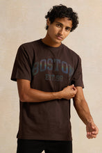 Load image into Gallery viewer, تي شيرت رجالي بني مطبوع