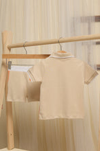 Load image into Gallery viewer, طقم قص وخياطة للأولاد الرضع باللون البيج (قطعتان)