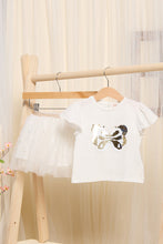 Load image into Gallery viewer, قميص بناتي عاجي اللون مزين بترتر الفراشة مع تنورة مطبوعة بورق ذهبي