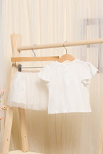 Load image into Gallery viewer, قميص بناتي عاجي اللون مزين بترتر الفراشة مع تنورة مطبوعة بورق ذهبي