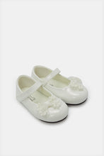 Load image into Gallery viewer, حذاء باليه بفيونكة كريمية للبنات الرضع