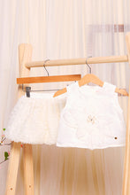 Load image into Gallery viewer, طقم مزين باللون الأبيض للبنات الرضع (قطعتان)