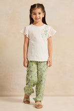 Load image into Gallery viewer, تي شيرت بناتي عاجي بأكمام منفوخة مزين بنقشة زهور ثلاثية الأبعاد