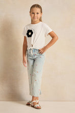 Load image into Gallery viewer, تي شيرت أبيض للبنات معقود بزهرة كروشيه