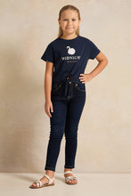 Load image into Gallery viewer, تي شيرت بناتي أزرق داكن بعقدة كروشيه على شكل بجعة