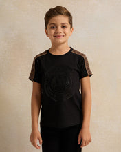 Load image into Gallery viewer, تي شيرت أسود مزخرف بأكمام قصيرة للأولاد