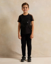 Load image into Gallery viewer, تي شيرت أسود مزخرف بأكمام قصيرة للأولاد