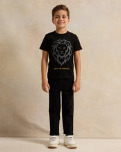 Load image into Gallery viewer, تي شيرت أسود مزخرف بأكمام قصيرة للأولاد