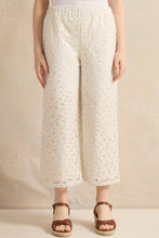 Load image into Gallery viewer, بنطلون جينز أبيض من قماش الجاكار للبنات الكبار