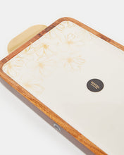 Load image into Gallery viewer, صينية مربعة خشبية عاجية اللون مع طبعة مينا ذهبية