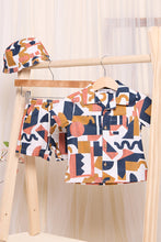 Load image into Gallery viewer, طقم مطبوع متعدد الألوان للأولاد الرضع مع طقم قبعة (3 قطع)