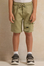 Load image into Gallery viewer, شورت دينيم بجيوب كارجو باللون الزيتي للأولاد الصغار