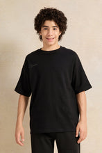 Load image into Gallery viewer, تي شيرت أسود كبير الحجم للأولاد الكبار